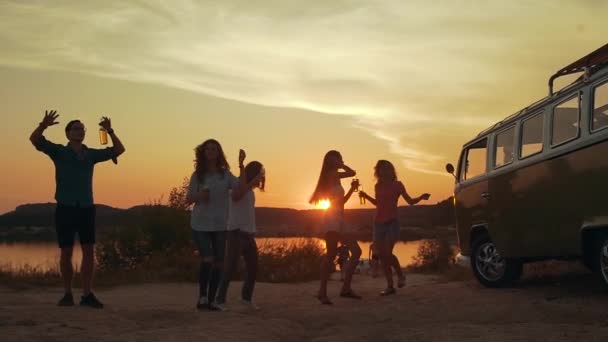 Junge Freunde Tanzen Und Trinken Der Natur Schöne Glückliche Menschen — Stockvideo