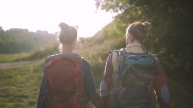 Seyahat, sırt çantaları ile yaz hafta sonu yürüyüş, dağ doğa turizm Çift.