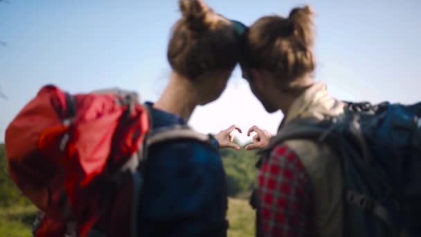 Туристична Пара Любові Подорожуючи Рюкзаками Роблячи Знак Серця Руками Під — стокове відео