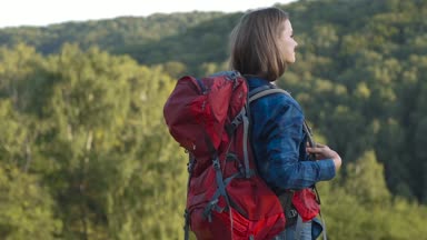 Güzel kızı rahat kıyafetler renkli çanta, hafta sonları doğada Hiking ile seyahat.