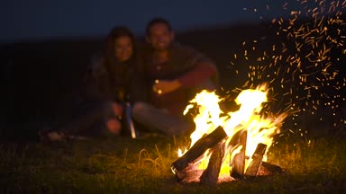 Romantik bir hafta sonu. Kamp ve şenlik ateşi sarılma ve tatil açık havada dinlenme yakınındaki aşık Çift.