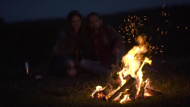 Romantik bir hafta sonu. Kamp ve şenlik ateşi sarılma ve tatil açık havada dinlenme yakınındaki aşık Çift.