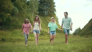 Arkadaşlar hafta sonu. Mutlu gençler eğleniyor ve doğada yürürken gülüyor.