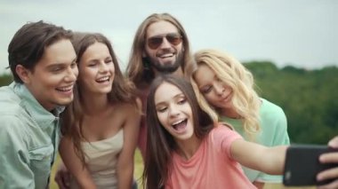 Atlama ve Having Fun telefon açık havada doğada fotoğraf çekerken arkadaş.