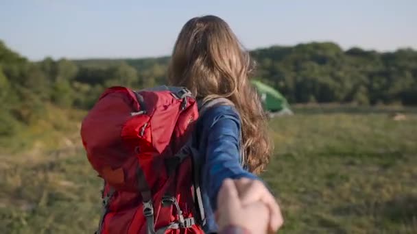 Krásné turistické dívka s batoh cestujete v přírodě, drží za ruku člověka na cestování dovolená.