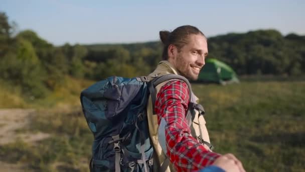英俊的旅行者与背包旅行在自然 举行妇女的手在旅游假期 — 图库视频影像