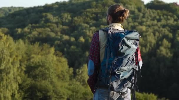 Homem Bonito Roupas Casuais Viajando Com Saco Colorido Caminhadas Natureza — Vídeo de Stock