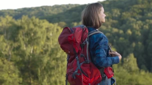 美丽的女孩在休闲服装旅行与五颜六色的袋子 徒步旅行在自然周末 — 图库视频影像