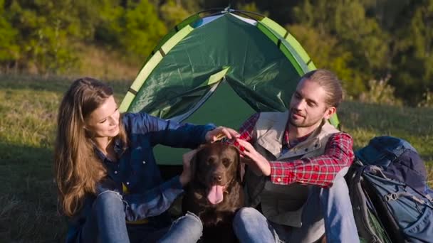 Homem Mulher Viajando Com Cão Acampamento Sentados Perto Tenda Acampamento — Vídeo de Stock