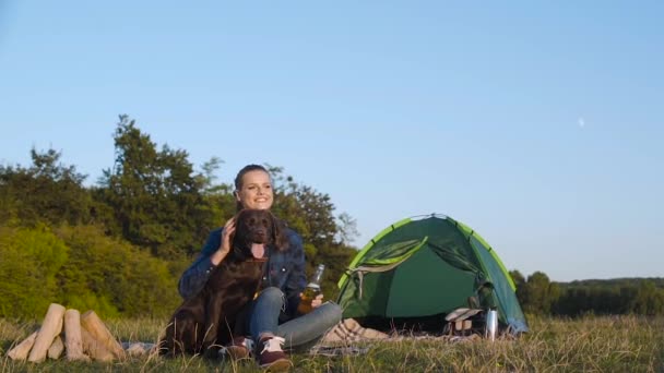 Camping Lycklig Kvinna Resor Med Hund Sitter Nära Tält Gräs — Stockvideo