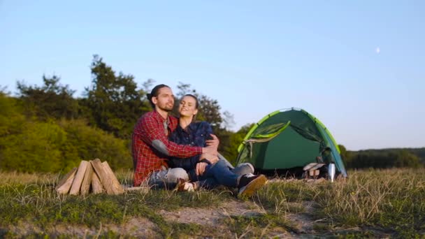 Romantický Pár Táboření Přírodě Víkend Sedí Poblíž Camp Stan Oheň — Stock video