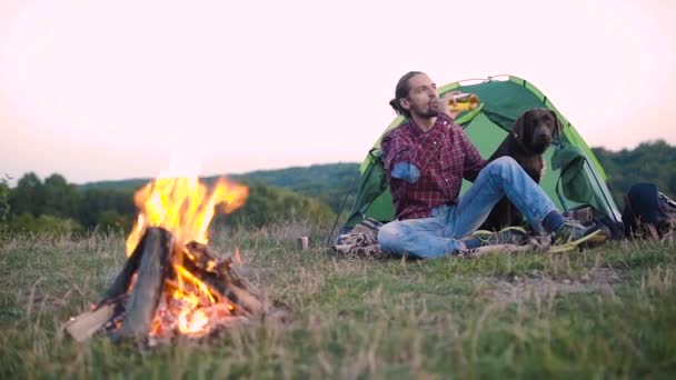 Homme Voyageant Dans Nature Assis Près Camp Feu Joie Buvant — Video