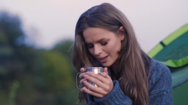 Acampar Mujer Turista Bebiendo Bebidas Calientes Sentada Cerca Tienda Campaña — Vídeos de Stock
