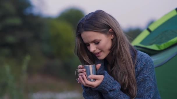 Camping Toeristische Vrouw Drinken Warme Drank Buurt Van Camp Tent — Stockvideo