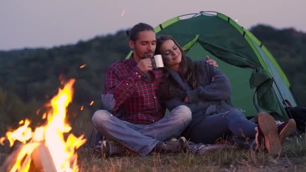 Kilka Turystycznych Love Patrząc Telefon Komórkowy Romantyczne Wypady Pobliżu Camping — Wideo stockowe