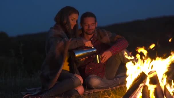 ロマンチックな週末 キャンプと焚き火を抱いて休暇屋外で休んで近く恋カップル — ストック動画