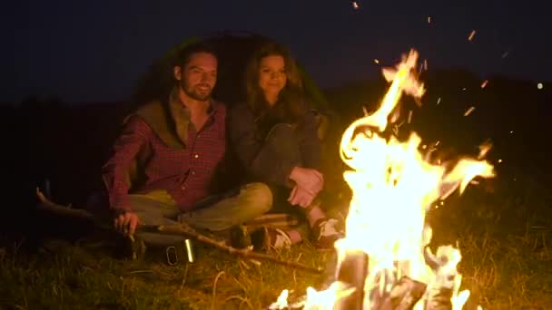 Fin Semana Romántico Pareja Enamorada Cerca Camping Hoguera Abrazando Descansando — Vídeo de stock