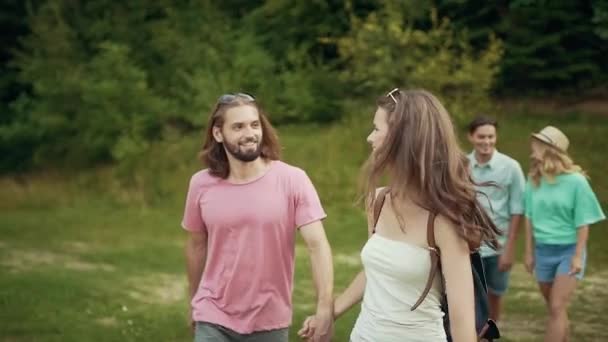 Amigos Fin Semana Jóvenes Felices Divirtiéndose Riendo Mientras Caminan Naturaleza — Vídeo de stock