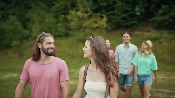 Amigos Caminando Parque Feliz Jóvenes Hombres Mujeres Tener Divertido Riendo — Vídeo de stock