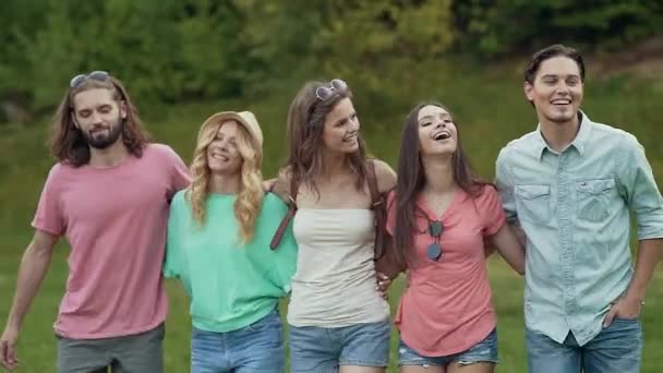 Щасливі Друзі Розважаються Відкритому Повітрі Природі Чоловіки Жінки Сміються Насолоджуючись — стокове відео