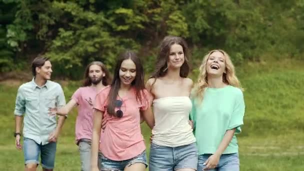 Jóvenes Felices Divirtiéndose Riéndose Disfrutando Juntos Naturaleza — Vídeo de stock