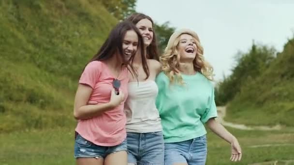 Meninas Felizes Amigos Divertindo Aproveitando Tempo Juntos Livre Natureza — Vídeo de Stock