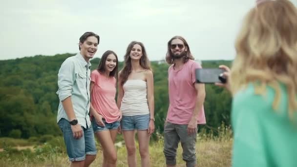 Amigos Felizes Tirando Fotos Telefone Natureza Divertindo Rindo Fim Semana — Vídeo de Stock