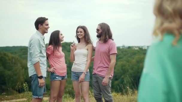 Amigos Felizes Tirando Fotos Telefone Natureza Divertindo Rindo Fim Semana — Vídeo de Stock