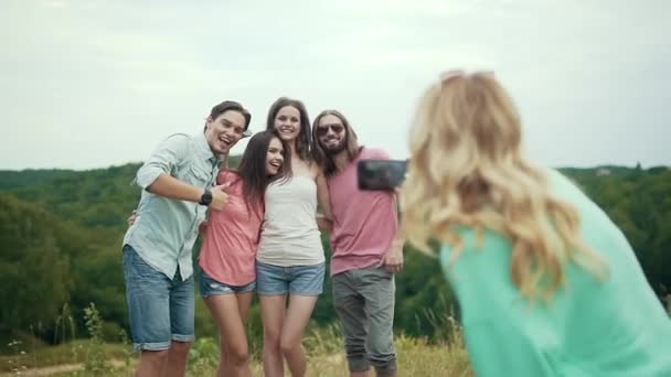 Amigos Felices Tomando Fotos Teléfono Naturaleza Divirtiéndose Riendo Fin Semana — Vídeo de stock