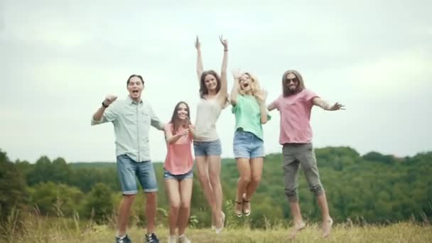 Nsanlar Açık Havada Atlama Eğlenceli Doğada Gülen Sahip Arkadaş Grubu — Stok video