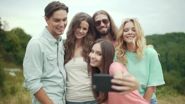 Sorrindo Jovens Homens Mulheres Tirando Fotos Telefone Rindo Enquanto Passam — Vídeo de Stock