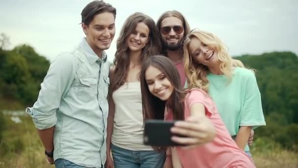 Sorrindo Jovens Homens Mulheres Tirando Fotos Telefone Rindo Enquanto Passam — Vídeo de Stock