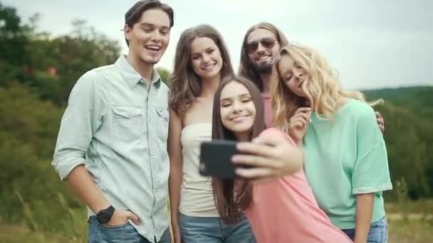 Sorrindo Jovens Homens Mulheres Tirando Fotos Telefone Rindo Enquanto Passam — Vídeo de Stock