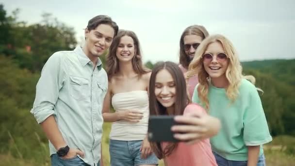 Sorrindo Jovens Homens Mulheres Tirando Fotos Telefone Rindo Enquanto Passam — Vídeo de Stock