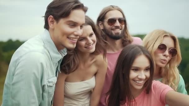 Amigos Pulando Divertindo Tirar Fotos Telefone Livre Natureza — Vídeo de Stock