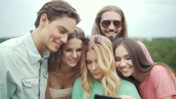 Amigos Pulando Divertindo Tirar Fotos Telefone Livre Natureza — Vídeo de Stock