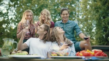 İçecekler ile yemekte kızartma, açık havada Barbekü eğleniyor arkadaşlar.