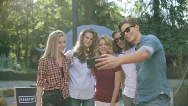 Amigos Felizes Tirando Fotos Telefone Divertindo Desfrutando Verão Fim Semana — Vídeo de Stock