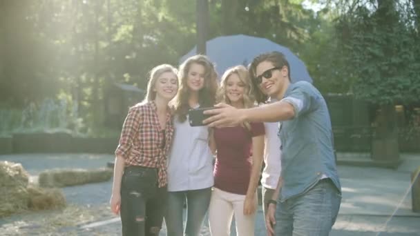 Amigos Felizes Tirando Fotos Telefone Divertindo Desfrutando Verão Fim Semana — Vídeo de Stock