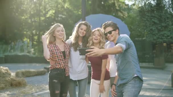 Happy Friends Robienia Zdjęć Telefon Zabawy Cieszyć Się Latem Weekend — Wideo stockowe