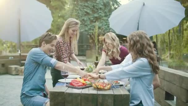 人们吃健康的食物 坐在餐桌上烧烤户外派对 — 图库视频影像
