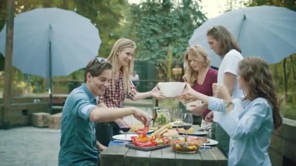 Mensen Gezond Eten Zitten Aan Diner Tafel Barbecue Buiten Feest — Stockvideo