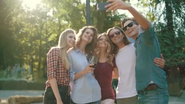 Amigos Felizes Tirando Fotos Telefone Divertindo Desfrutando Verão Fim Semana — Vídeo de Stock