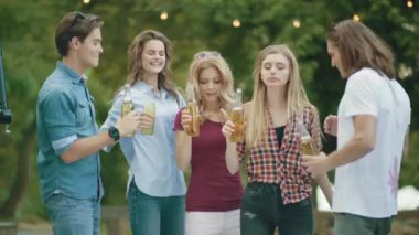 Parti. Dans ve bahçede açık partisinde bira içme mutlu arkadaşlar.