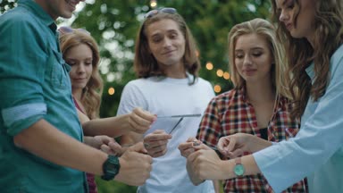 Mutlu neşeli insanlar eğleniyor Park açık havada, eğleniyor maytap arkadaşlarınızla.