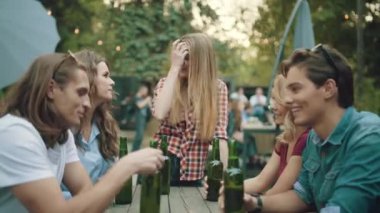 Bira ve kızartma, zevk hafta sonu açık partide yaz aylarında içme arkadaş.