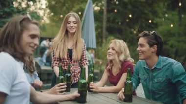 Telefon yaz hafta sonu bira ve çekici fotoğraf içme arkadaş grubu.