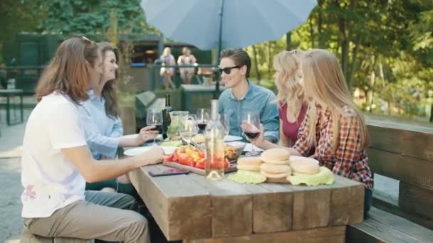 Grupo Amigos Bebiendo Vino Tomando Fotos Por Teléfono Sentados Mesa — Vídeos de Stock