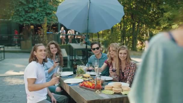 Група Друзів Вино Фотографує Телефон Сидячи Столом Літніх Вихідних Природі — стокове відео