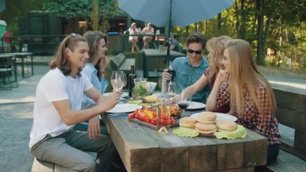 Amigos Brindando Con Bebidas Cena Disfrutando Barbacoa Con Comida Saludable — Vídeos de Stock